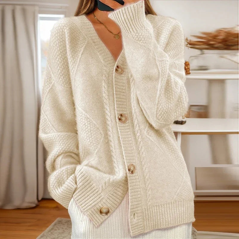 MAY | CABLE-KNIT CARDIGAN WITH TIMELESS ELEGANCE