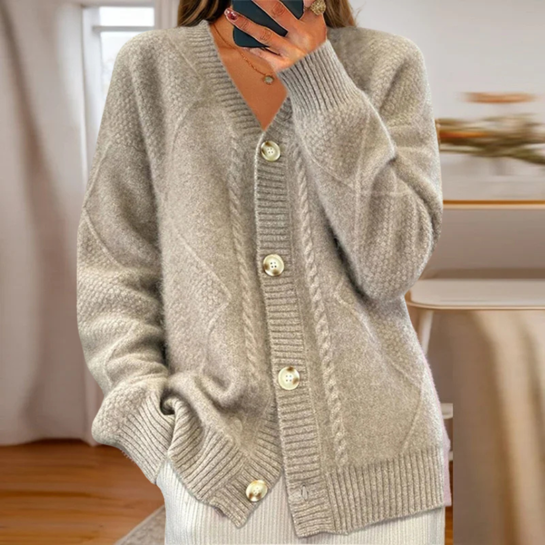 MAY | CABLE-KNIT CARDIGAN WITH TIMELESS ELEGANCE